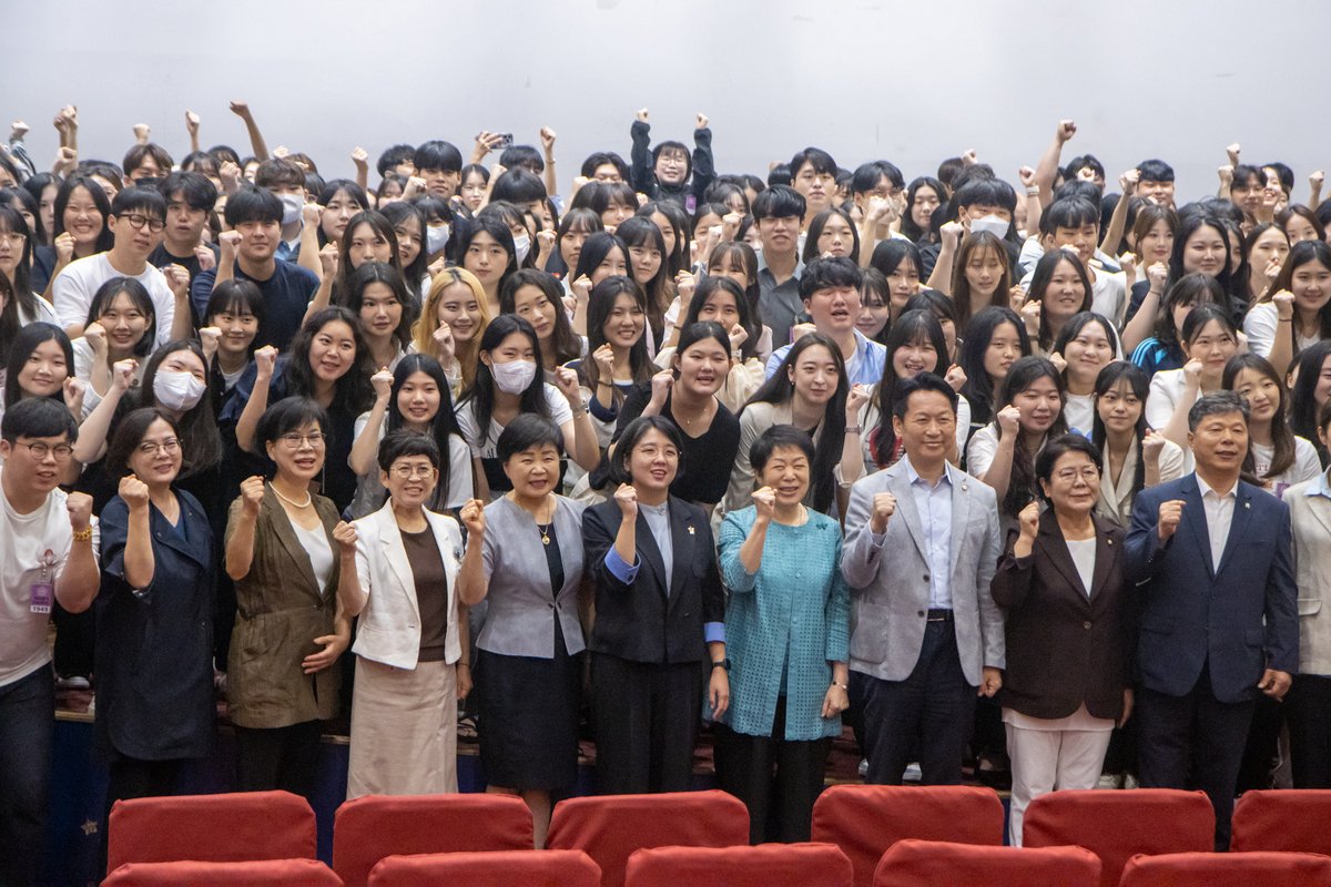 《간호사가 존중받아야 모든 국민의 건강과 안전을 지킬 수 있습니다》

오늘, 간호대학생 수백 분이 국회를 찾아오셨습니다. 간호의료 현장에서 고군분투하며 국민의 건강할 권리와 돌봄 받을 권리를 지키시는 간호사 한 분, 한 분을 만나뵙는 시간이 소중했습니다. 간호사의 권리는 과연 얼마나