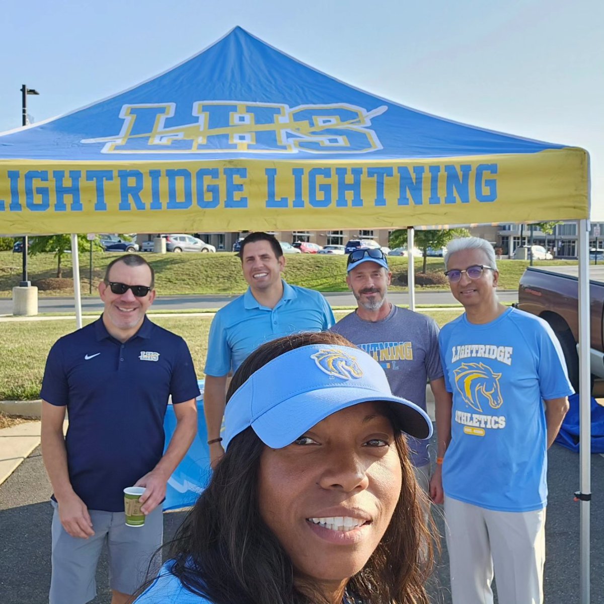 Lewis_FJL's tweet image. Welcome back to all our LCPS teachers. We are excited to have you join the Lightridge family! 💙⚡️ #lightridgefamily