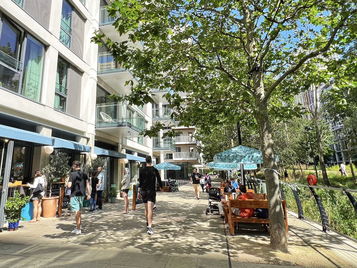 Qagggy's tweet photo. In a world getting hotter, more streets need to be built like this real-life example in London: car-free, flanked by housing and shops, with a center-running nature reserve. https://t.co/GG57iYfyp0