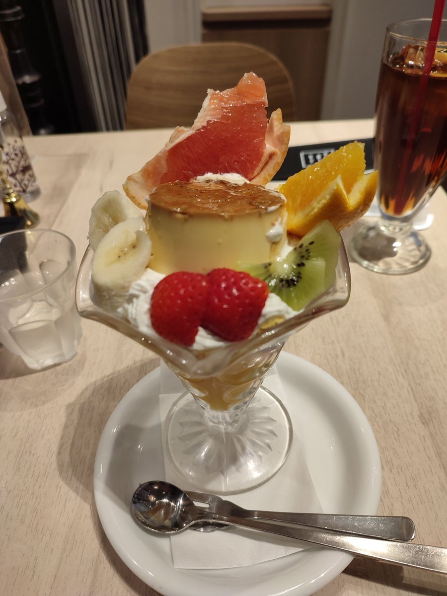 今日は仕事休みだからパフェ食べた～
やっぱ定期的に甘いもの食わんとダメやね