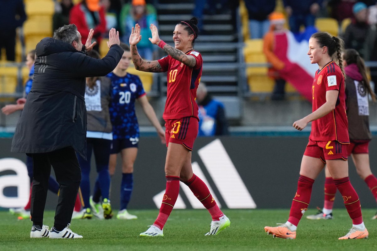 SEFutbolFem's tweet photo. 🫂 ¡𝗔𝗕𝗥𝗔𝗭𝗢𝗦 𝗤𝗨𝗘 𝗟𝗟𝗘𝗡𝗔𝗡 𝗘𝗟 𝗔𝗟𝗠𝗔!

#JugarLucharYGanar I #FIFAWWC https://t.co/0gN5Wdp3GU