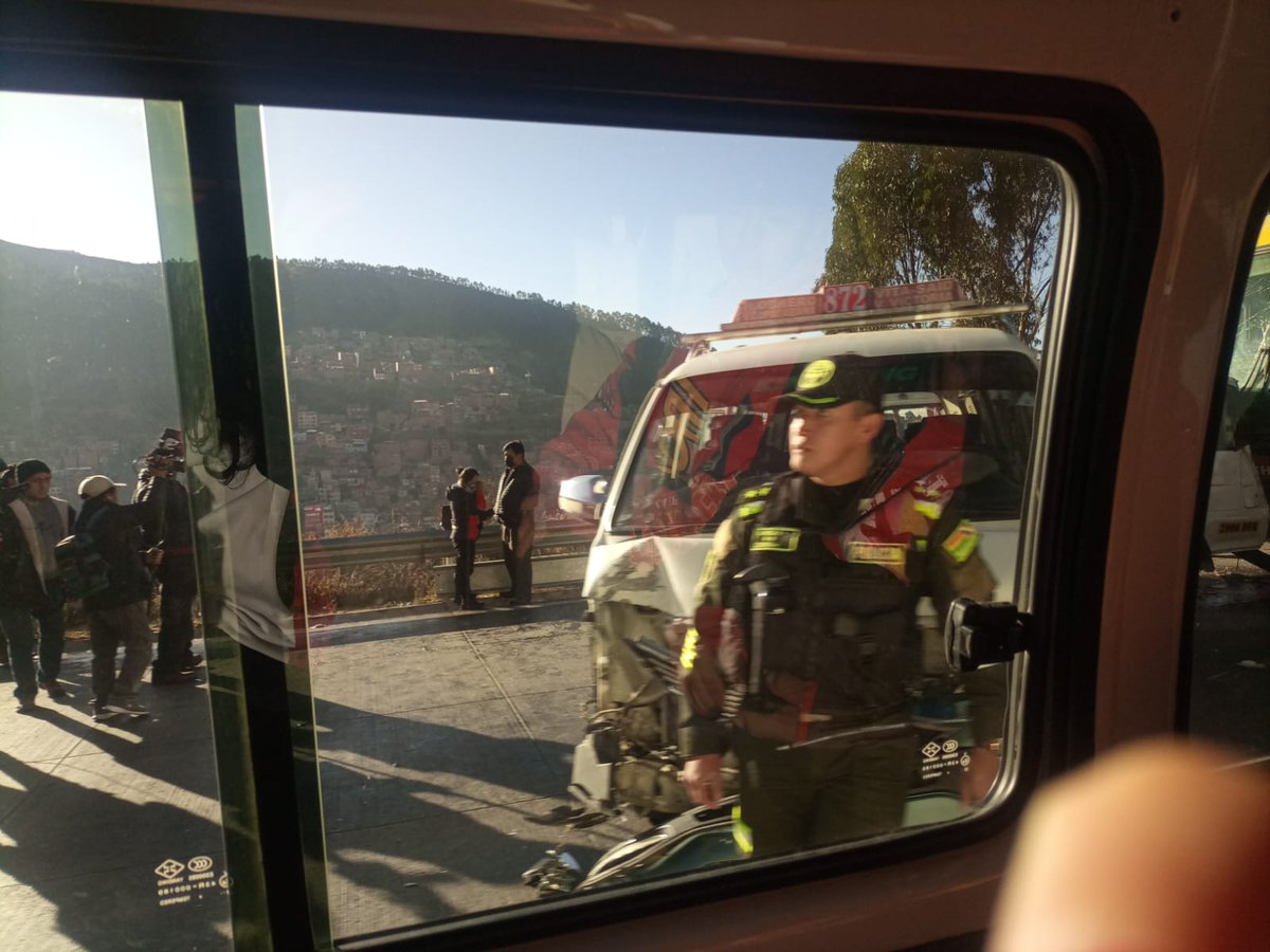 MamaniZenobia's tweet photo. #Último
Un nuevo hecho de tránsito se registra en la autopista #LaPaz #ElAlto. Un bus y dos minibuses colisionaron en el carril de bajada.
(Fotos: RRSS) https://t.co/AeorwEoNCr