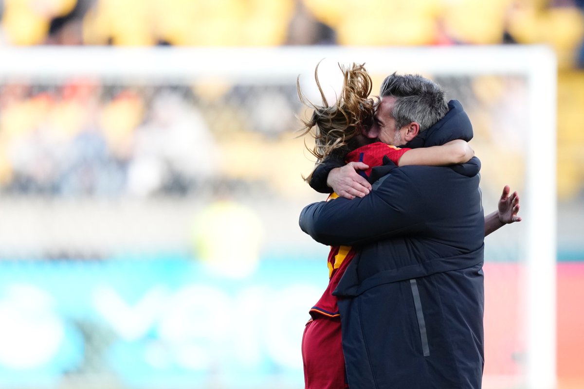 SEFutbolFem's tweet photo. 🫂 ¡𝗔𝗕𝗥𝗔𝗭𝗢𝗦 𝗤𝗨𝗘 𝗟𝗟𝗘𝗡𝗔𝗡 𝗘𝗟 𝗔𝗟𝗠𝗔!

#JugarLucharYGanar I #FIFAWWC https://t.co/0gN5Wdp3GU