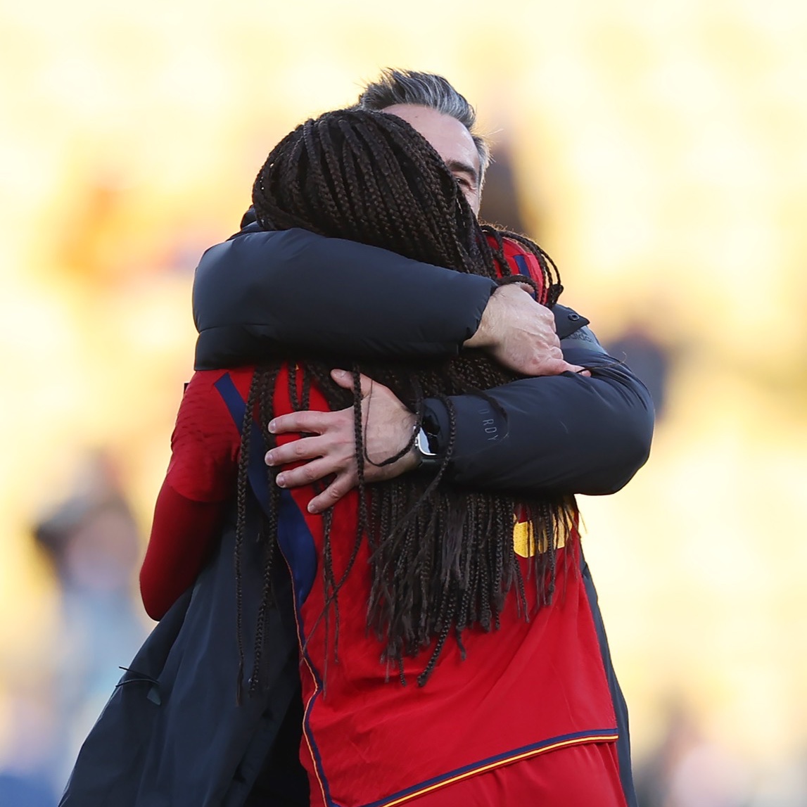 SEFutbolFem's tweet photo. 🫂 ¡𝗔𝗕𝗥𝗔𝗭𝗢𝗦 𝗤𝗨𝗘 𝗟𝗟𝗘𝗡𝗔𝗡 𝗘𝗟 𝗔𝗟𝗠𝗔!

#JugarLucharYGanar I #FIFAWWC https://t.co/0gN5Wdp3GU