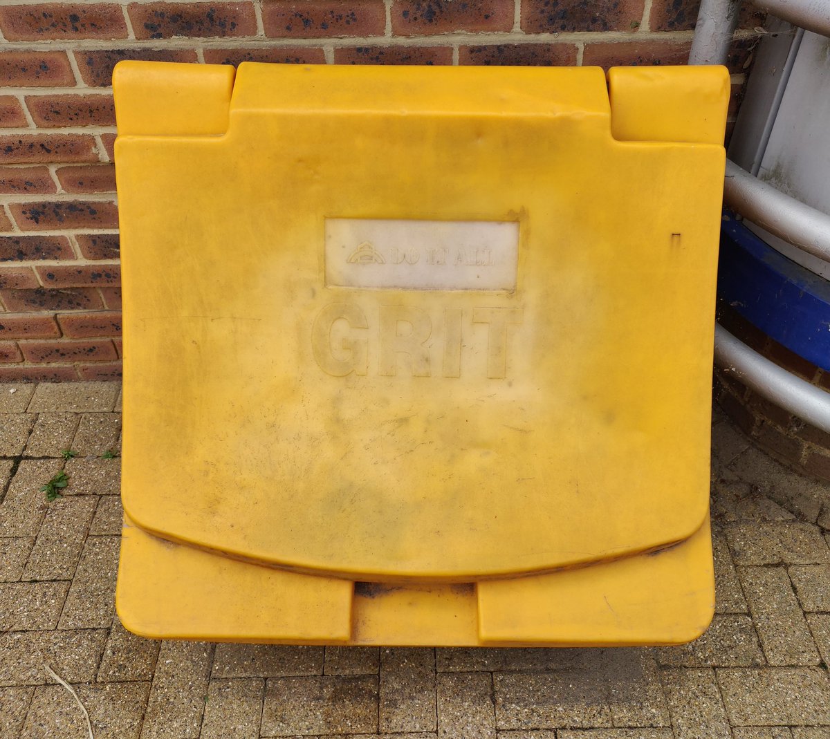 logopopsblog's tweet photo. 🌈 Finds can come in the most unexpected places - like this Do It All branded salt bin outside Wickes in Hertford

🛠️ With owners including WHSmith and Boots over the years, Do It All was sold and became part of Focus DIY in 1998 https://t.co/IsSYsn0vlx