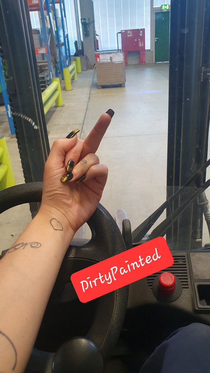 DirtyPainted's tweet photo. Selbst auf der Arbeit, bin ich die geilste!! 🤌😏

#findom #femdom #humiliation #Goddessatwork #payforattention #Spit #humanatm #cashgame @Brun0Parent @rt_feet @RTL0SER @rtfindom_feet @Findompromo_7 @uzt00087 @Hurrymale @DeutscherFindom https://t.co/izE7NKQDmk