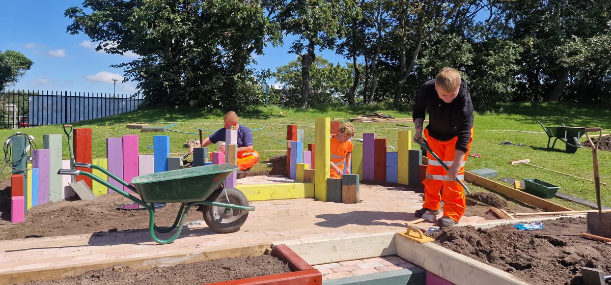 Great work from our <a href="/KnowsleyCouncil/">Knowsley Council</a> Horticulture apprentices helping with the build of Southport Flower Show 🌻🪻🌈🪴🧱<a href="/My_Apprentice/">Myerscough College</a>