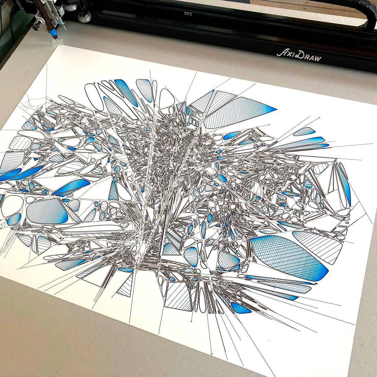 moodsoup's tweet photo. Gm! 
Three line widths, two color plot on A2 size. 
#plottertwitter 🖤🤍💙 https://t.co/pjCmaYxrHt