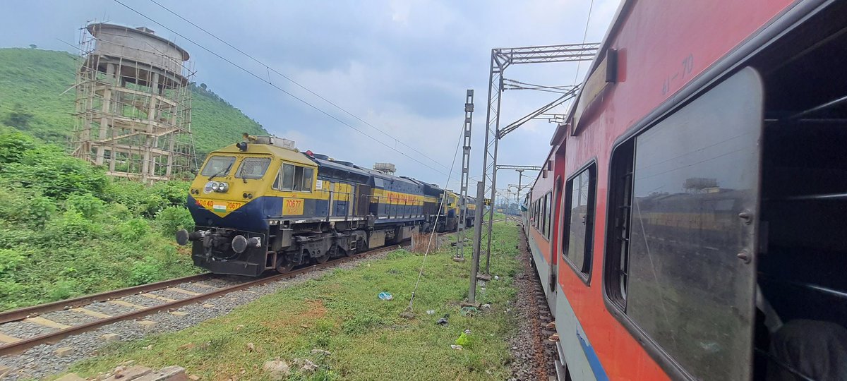 apratimsai9's tweet photo. @OdishaRail Total #Commitment of Amazing #Dutiful #LocoPilots under @RailMinIndia @DRMWaltairECoR .
2 Idle Locos Parked @ #Theruvali #Rayagada, just adjacent. But since they are detached, both pilots Waved the Pass Signal Flag!
#Salute
#Koraput Calling!
Views on Way (3/n)
@AshwiniVaishnaw https://t.co/hkDRDQODSb