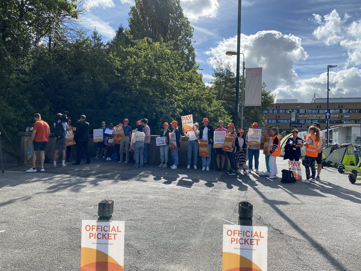 Great turnout at the QMC picket today! Have a restful weekend and see you on Monday where we go again! #MedTwitter #JuniorDoctorStrikes @BMA_JuniorDocs