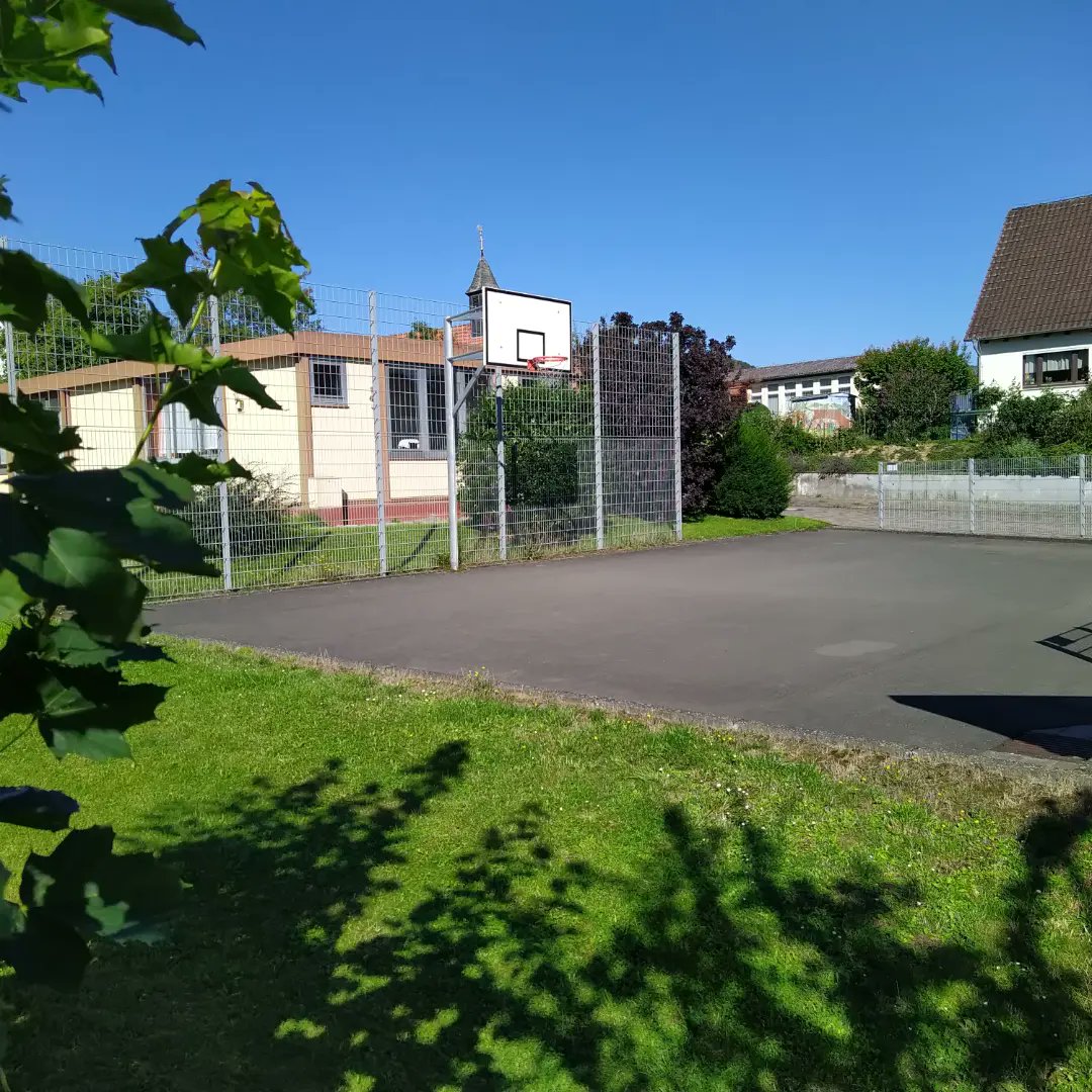 miteinanderneb's tweet photo. Verbesserte Nutzungszeiten auf dem Streetball Platz in Hebenshausen. Ihr könnt jetzt Abends bis 22 Uhr 🏀 spielen. ABER: Nehmt immer Rücksicht auf die Anwohner und seid nicht zu laut.
Sonntags und an Feiertagen ist das Spielen nicht erlaubt. https://t.co/wJ9CbssZFF