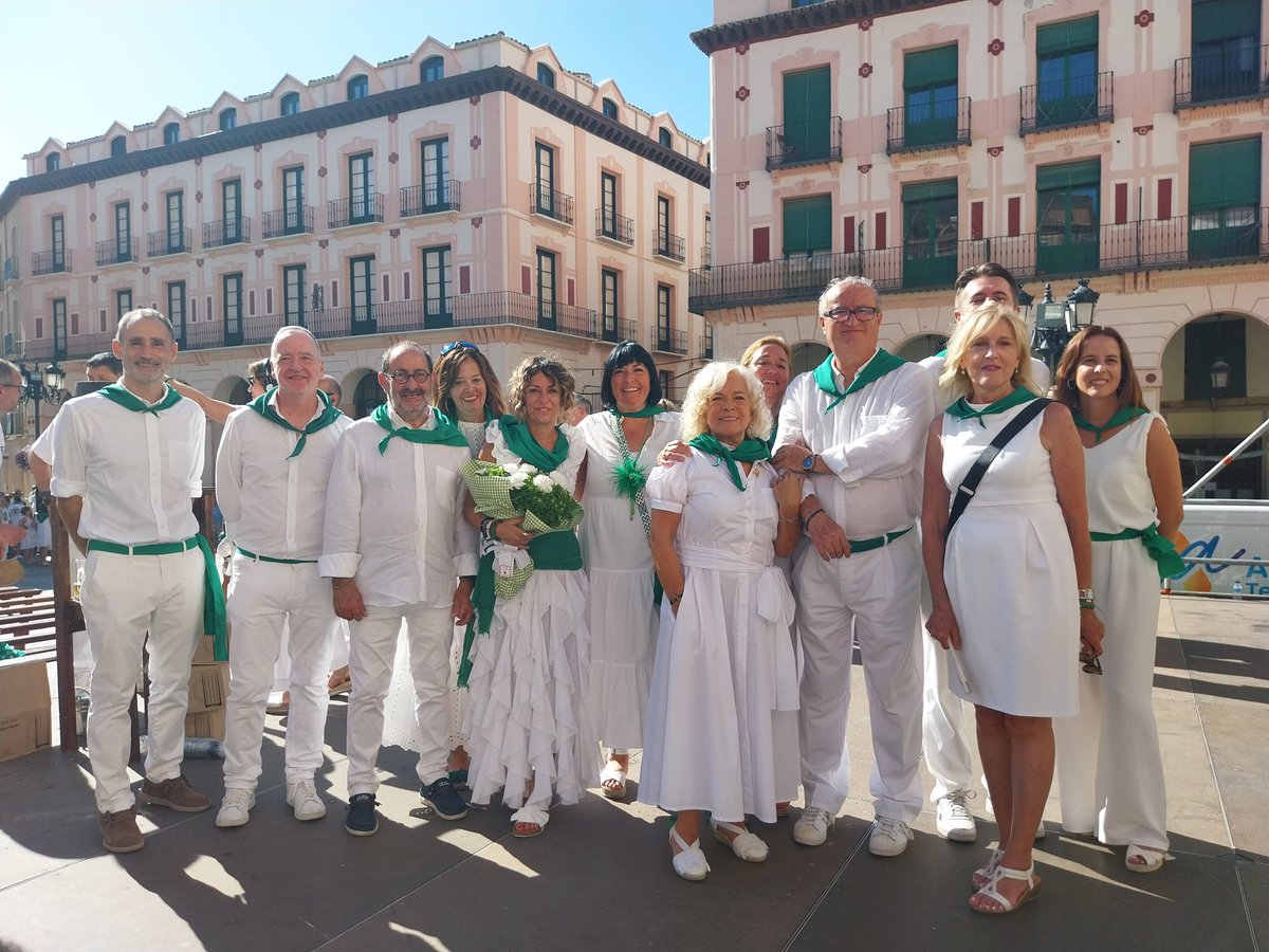 PSOEHuesca's tweet photo. #SanLorenzo Hoy es uno de esos dias importantes para nuestra ciudad. #FiestadelComercio Rosa Casals ha recibido un merecido reconocimiento por su trayectoria profesional y allí ha estado el Grupo Municipal Socialista.

El plan de la alcaldesa: Azcón antes que el comercio oscense. https://t.co/BU6fxXv060
