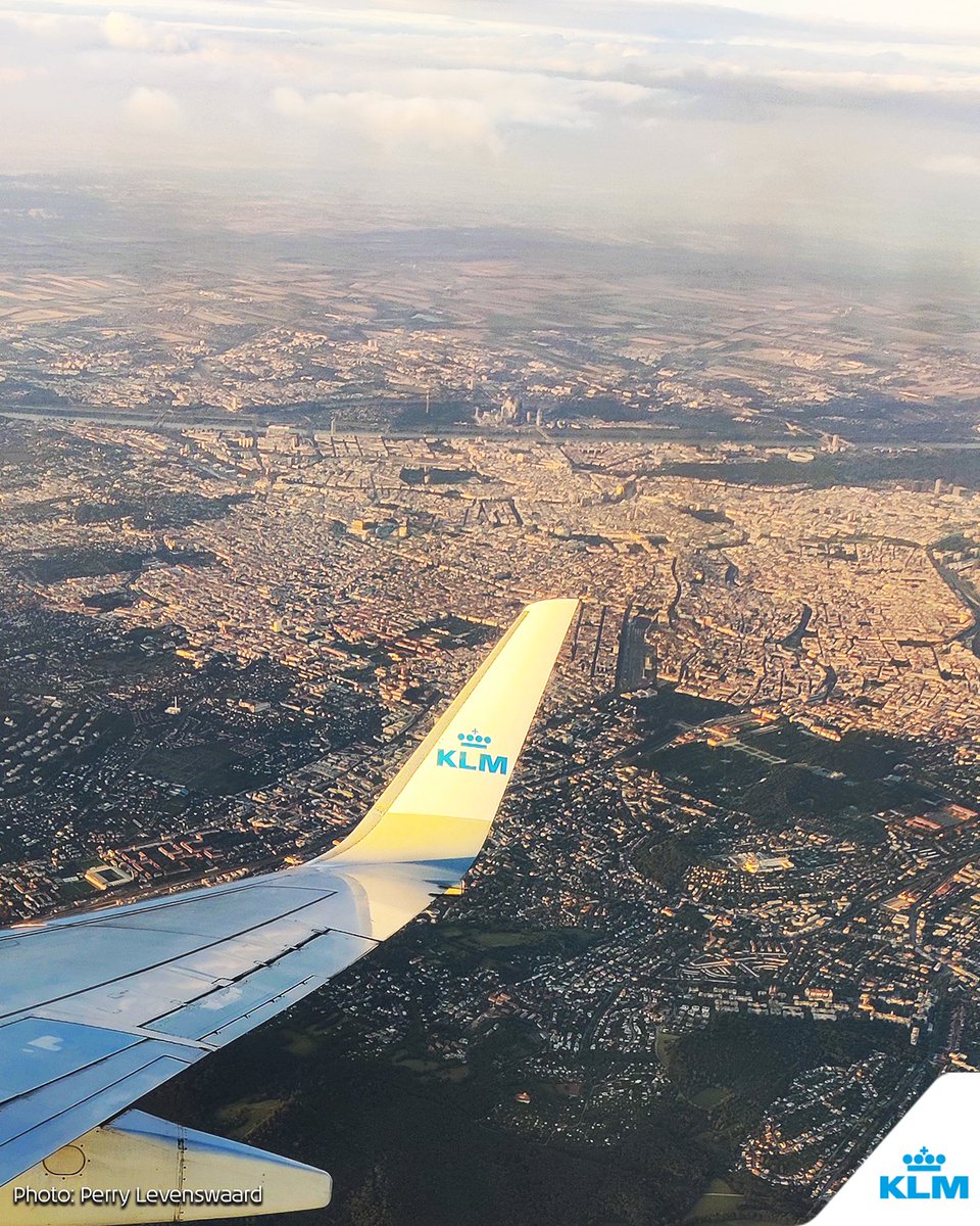 KLM's tweet photo. What gorgeous city can you see here? 🔎 #KLM #game #guesswhere #wingtip https://t.co/mzupsbb2b1