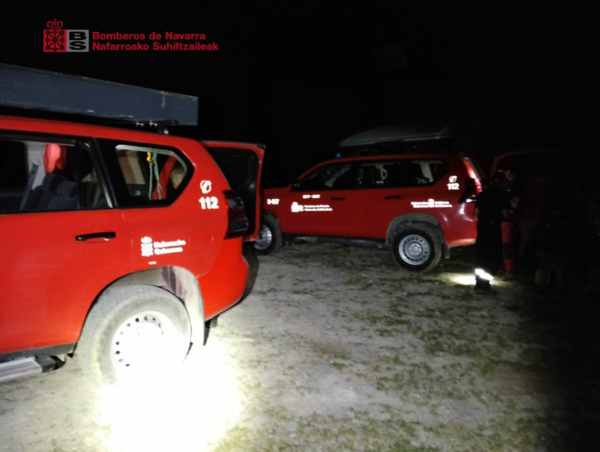 bomberos_na's tweet photo. Intervenimos la madrugada del jueves al viernes en #Araitz para localizar a una familia (dos adultos y tres menores) perdida en la sierra de #Aralar
No requieren asistencia médica
#GRTNavarra
#ParqueCordovilla https://t.co/OeevTBJmR9