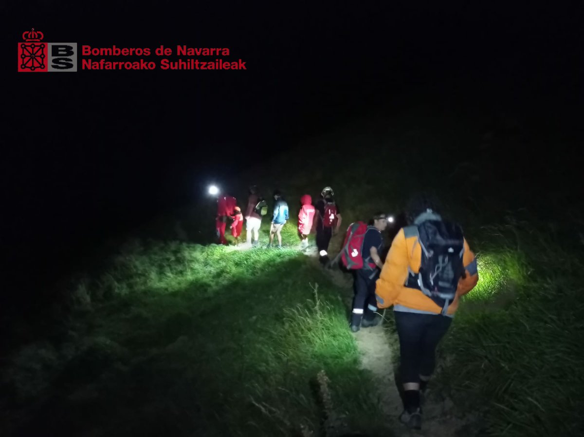 bomberos_na's tweet photo. Intervenimos la madrugada del jueves al viernes en #Araitz para localizar a una familia (dos adultos y tres menores) perdida en la sierra de #Aralar
No requieren asistencia médica
#GRTNavarra
#ParqueCordovilla https://t.co/OeevTBJmR9