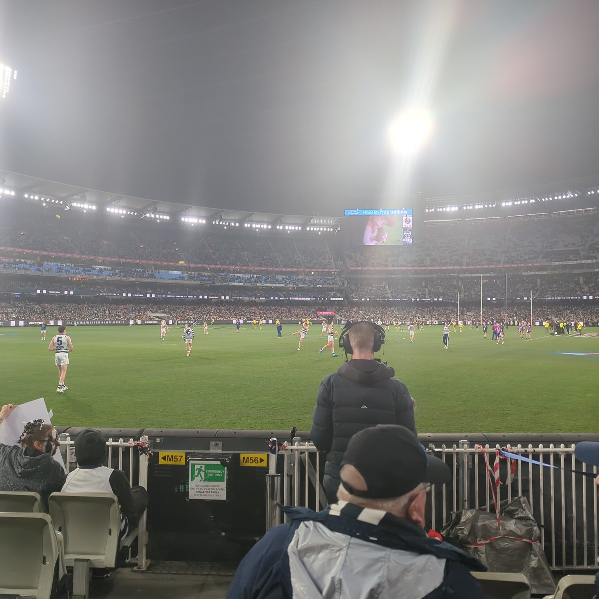 JoeSchm32775104's tweet photo. 2nd week in a row I'm outside in the cold.. N they put a cameraman in front of me... If the ball comes I'm using him as a step ladder... #bringbackthebox #boxlife https://t.co/gEs1Z4fUie