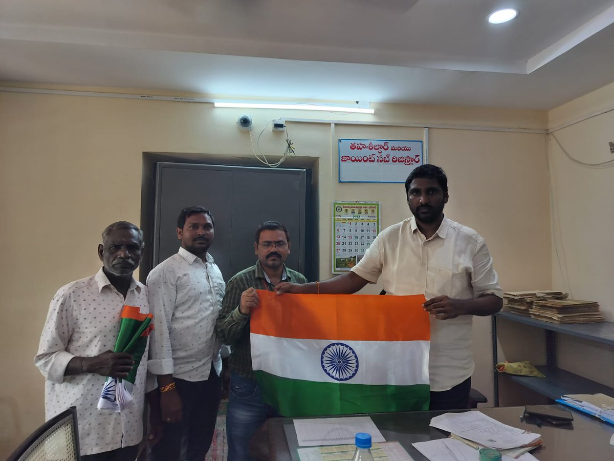WarangalPost's tweet photo. Flags provided to Tehsildar, Nallikudur by the staff of Nallikaddur SO.
#HarGharTiranga #IndiaPost4Tiranga https://t.co/PM3xaOZzMo