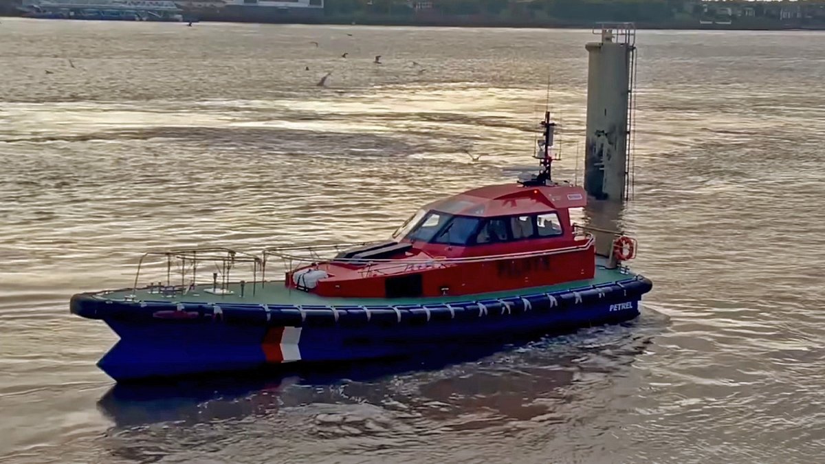 mersey_shipping's tweet photo. 🌊 Witness the graceful departure of Liverpool's Petrel Pilot Vessel from the iconic Cruise Terminal! 🚢 Embark on a maritime journey along the Mersey River and beyond. ⚓️ #LiverpoolMaritime #PetrelPilotVessel #petrel #riverpilot #rivermersey
VID >>>> https://t.co/jiTCmXLANc https://t.co/JFWQcRQ9hF