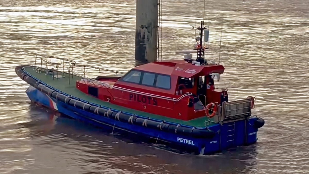 mersey_shipping's tweet photo. 🌊 Witness the graceful departure of Liverpool's Petrel Pilot Vessel from the iconic Cruise Terminal! 🚢 Embark on a maritime journey along the Mersey River and beyond. ⚓️ #LiverpoolMaritime #PetrelPilotVessel #petrel #riverpilot #rivermersey
VID >>>> https://t.co/jiTCmXLANc https://t.co/JFWQcRQ9hF
