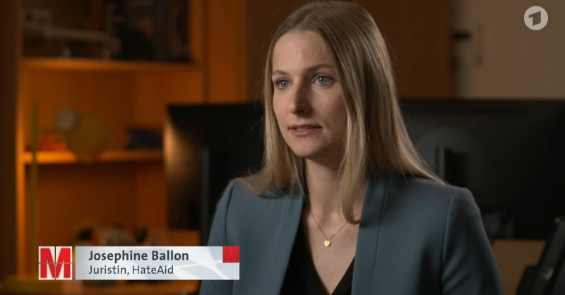 HateAid's tweet photo. Gestern berichtete @georgrestle in „monitor” über die Streichung unserer @bmj_bund-Förderung. Unsere Juristin Josephine klärte über die Konsequenzen auf. Das bescherte uns eine Überraschung: Zuschauende spendeten spontan – auch monatlich ❤  
#Demokratie