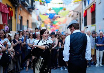 Madrid celebrates these days it’s famous “verbenas”, open air festivities with “chulapos”, chotis dancing, lemonade and sangria, streets decked with lanterns, don’t miss a dancing cheek to cheek ! #madridfestival #madridfestivities #madridverbenas @visita_madrid  @dynamicpartner