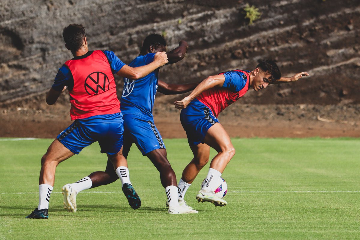 CDTOficial's tweet photo. ⚽️ Mañana de entrenamiento ⚪️🔵 en #ElMundialito.

#TenerifeRealOviedo #YoSoyElTenerife https://t.co/Akv9mE2iDH