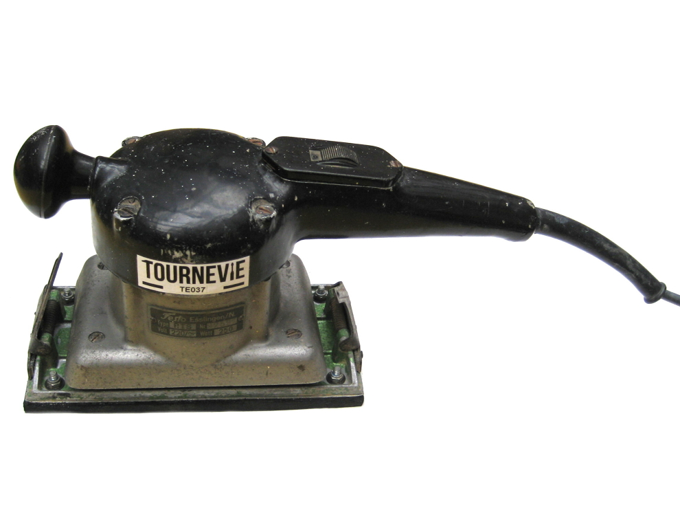 tournevie's tweet image. RIP💀

We said our final goodbyes to this legendary beast: a Festool sander made in the fifties (!) and that we bought second hand in 2016. 

The machine still works like a charm, but the rubber handles on the pad are busted, and there&apos;s no replacement parts left😓 #toollibrary
