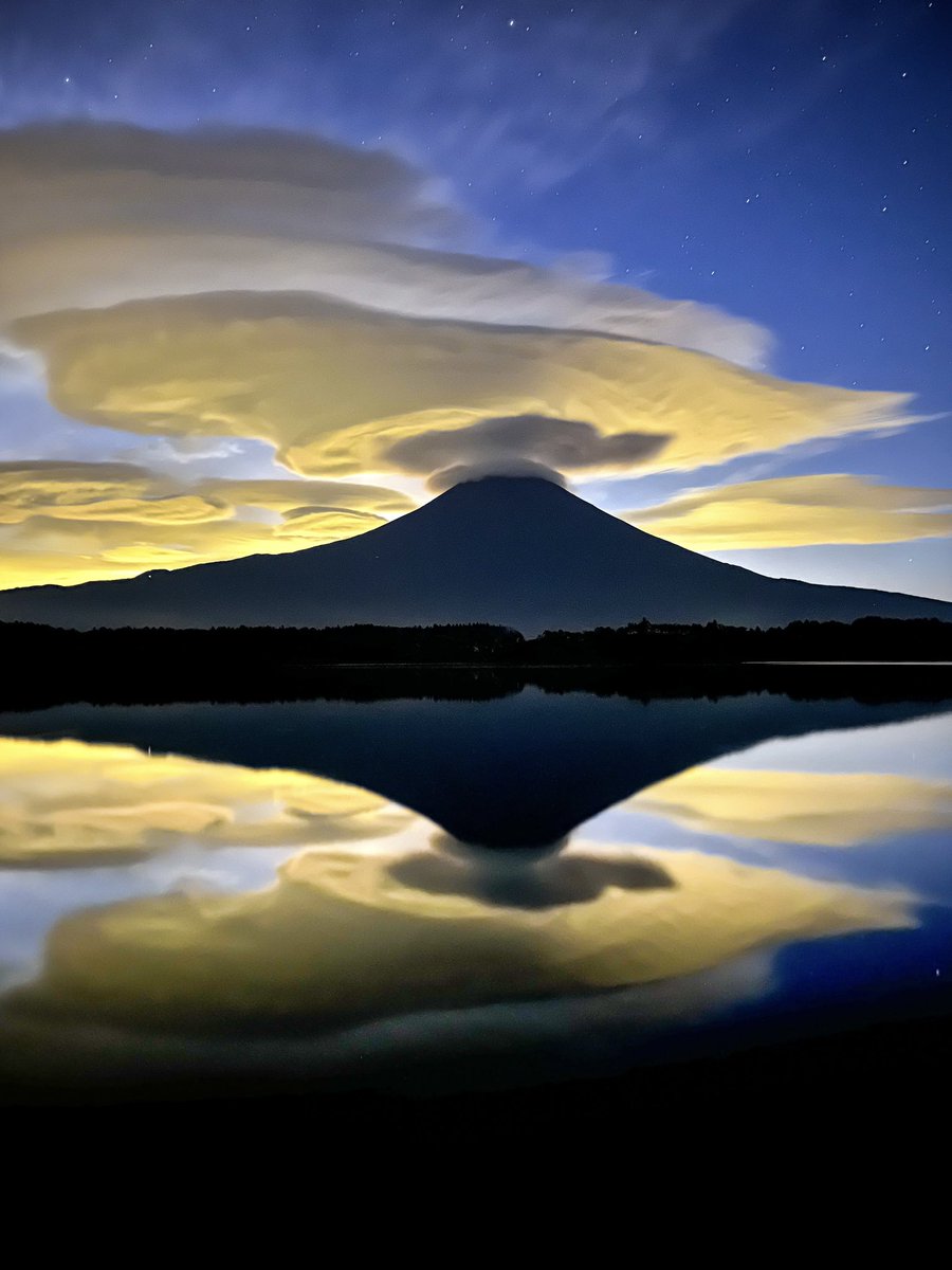 MakotoHashimuki's tweet photo. アラジンの魔法のランプみたいな吊るし雲🧞

画面を擦ると…

#富士山 https://t.co/LdRI4LNA4w