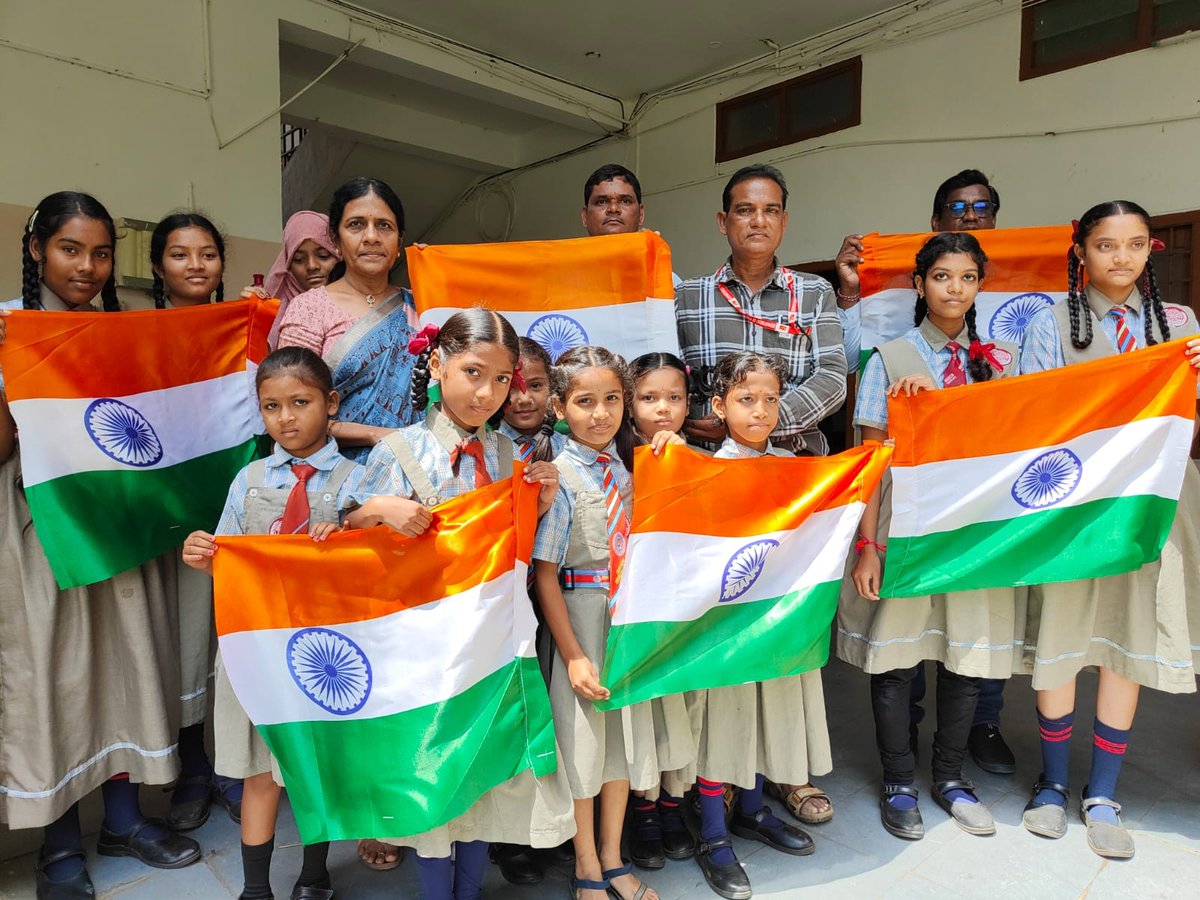 WarangalPost's tweet photo. Flags sold at Maharshi School Mahabubabad by Mahabubabad HO staff.
#HarGharTiranga #IndiaPost4Tiranga https://t.co/9mHXm6OS1z