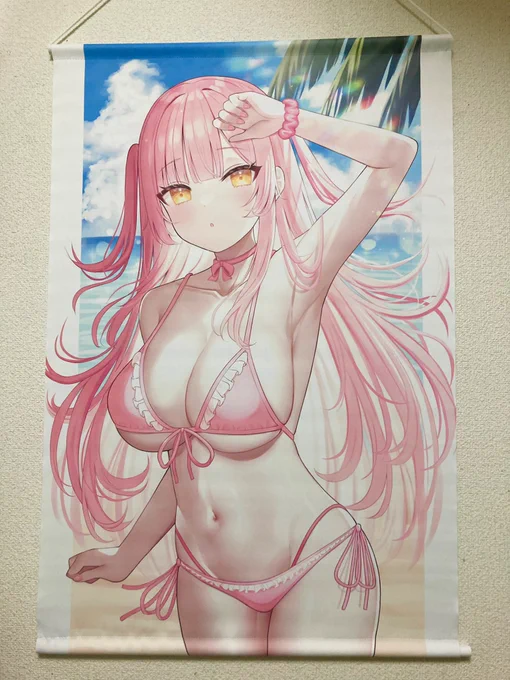 明後日のコミケで頒布するピンク髪の女の子のB2タペストリーがようやく届きました…! 初めて作りましたが、触り心地良くて色も綺麗でめちゃくちゃ良い感じです! 25枚の会場限定なので、気になる方は是非…!