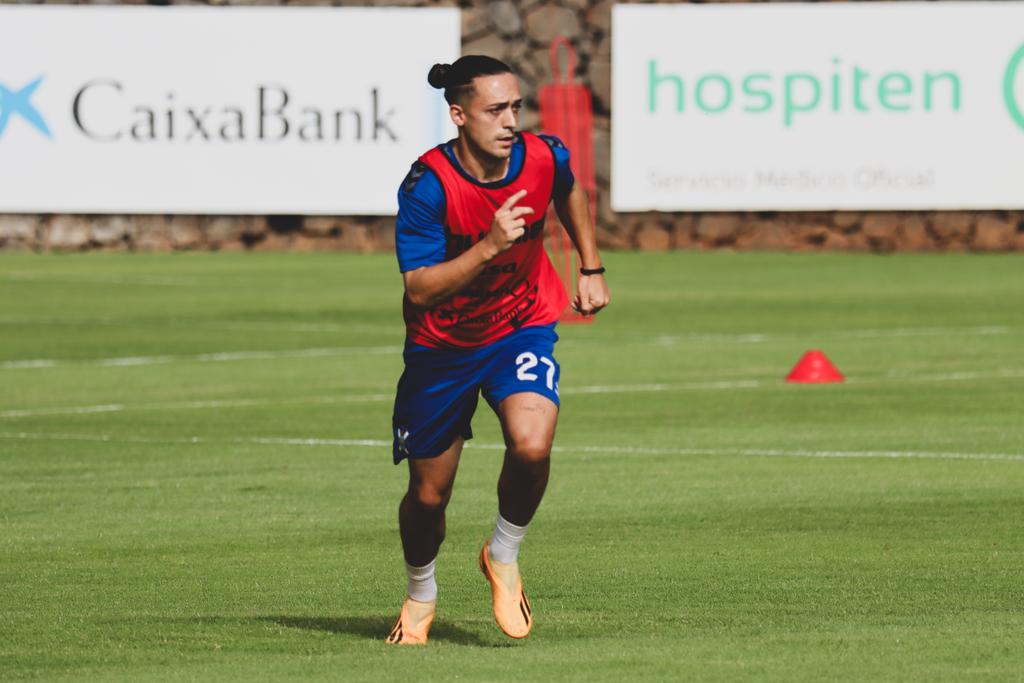 CDTOficial's tweet photo. ⚽️ Mañana de entrenamiento ⚪️🔵 en #ElMundialito.

#TenerifeRealOviedo #YoSoyElTenerife https://t.co/Akv9mE2iDH