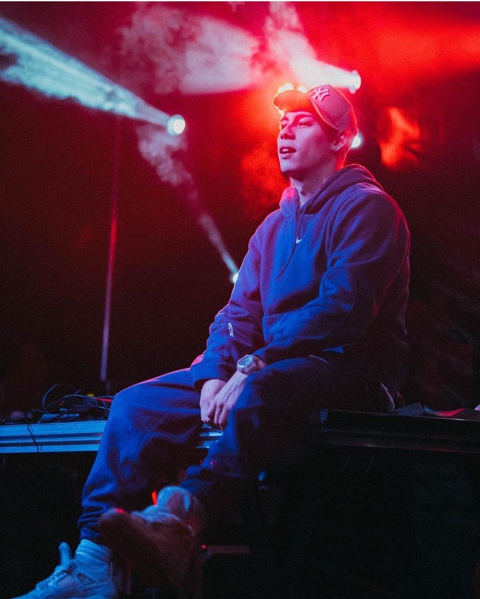 Fondateur du mouvement Global Street Music, membre du crew <a href="/lacontrebande/">lacontrebande</a> mais surtout créateur de bangers, joyeux anniversaire à <a href="/BasstrickMusic/">+33 Basstrick</a> 🎂🥳

📸 <a href="/pourvuquilpleuv/">agathe</a>