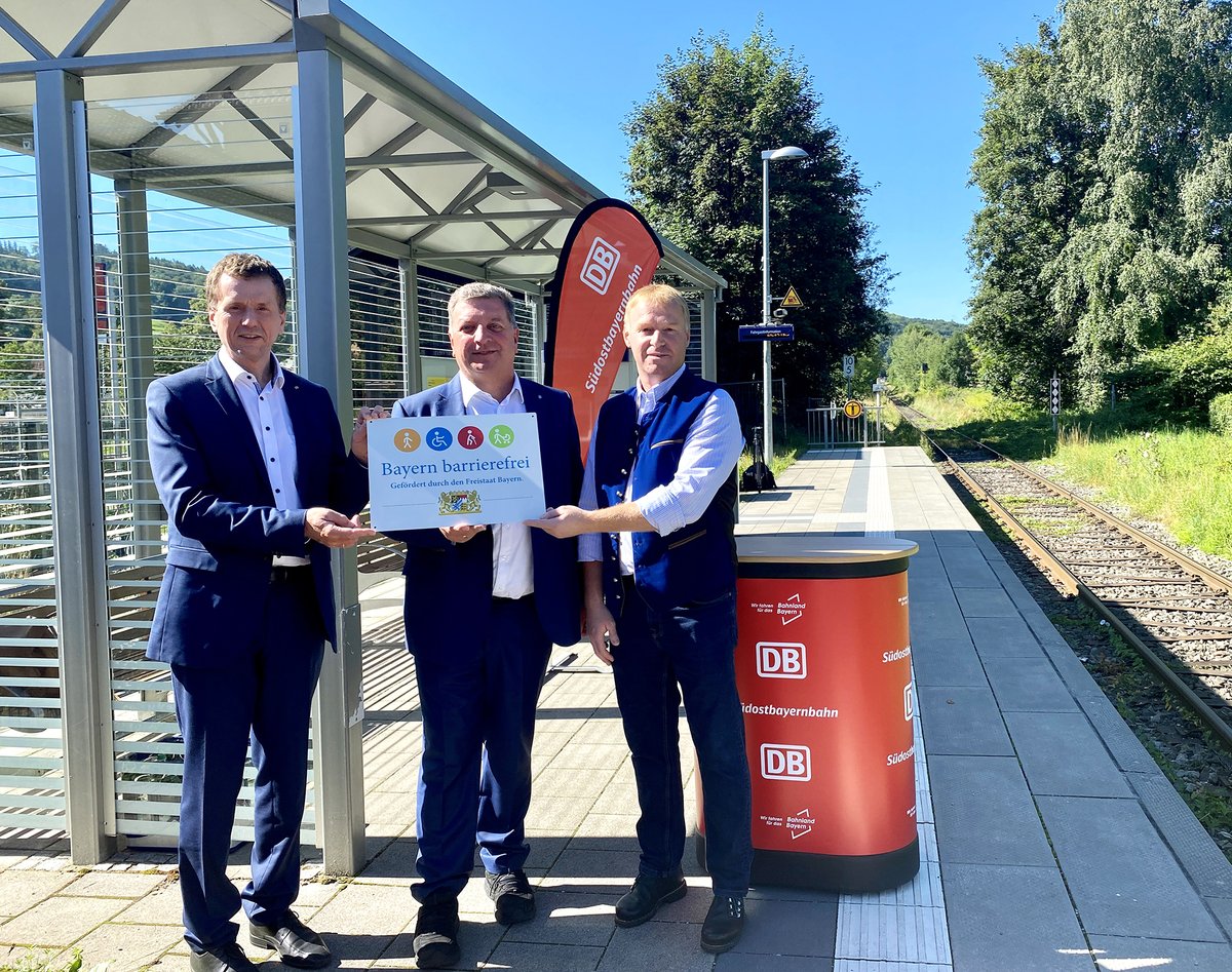 BauenBewegen's tweet photo. StM Christian Bernreiter hat den Bahnhof #Waging mit dem Signet „#Bayern #barrierefrei“ ausgezeichnet: „Die Erneuerung der Bahnsteige haben wir mit rund 70.000 Euro unterstützt. Ich freue mich, dass mit dem Einsatz barrierefreier Fahrzeuge nun ein bequemer Einstieg möglich ist!“ https://t.co/wpU0PWdX6Q