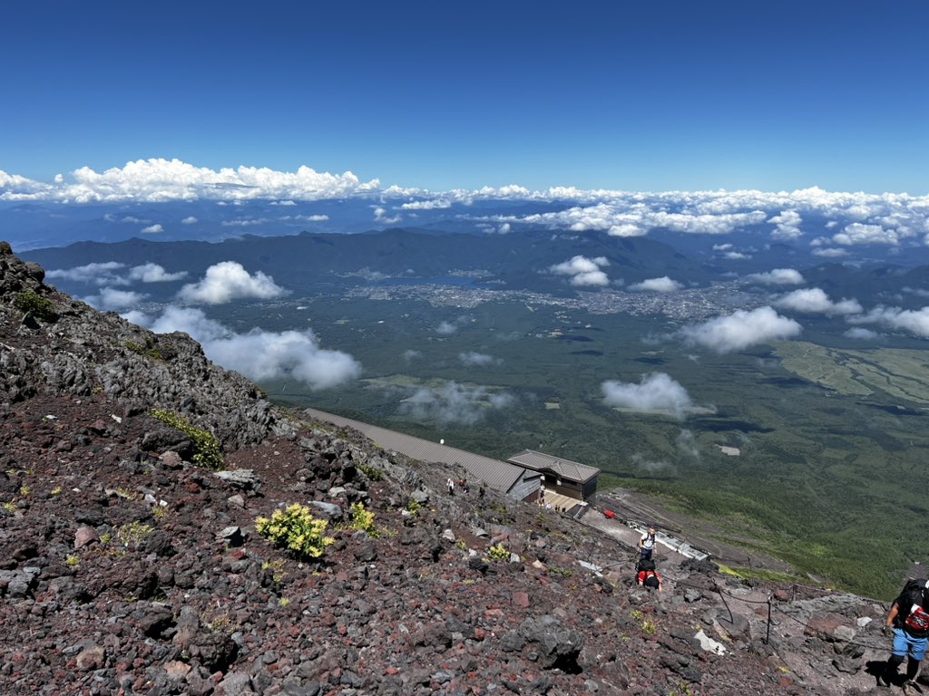 famy2000s's tweet photo. 山の日なので富士山に登っています。
流行りの弾丸登山は致しません。今夜は山小屋に泊まります。
猛暑とは無縁でダウンを着ていますよ。今夜は熟睡できそうです😴 https://t.co/llcZBRd9Zd