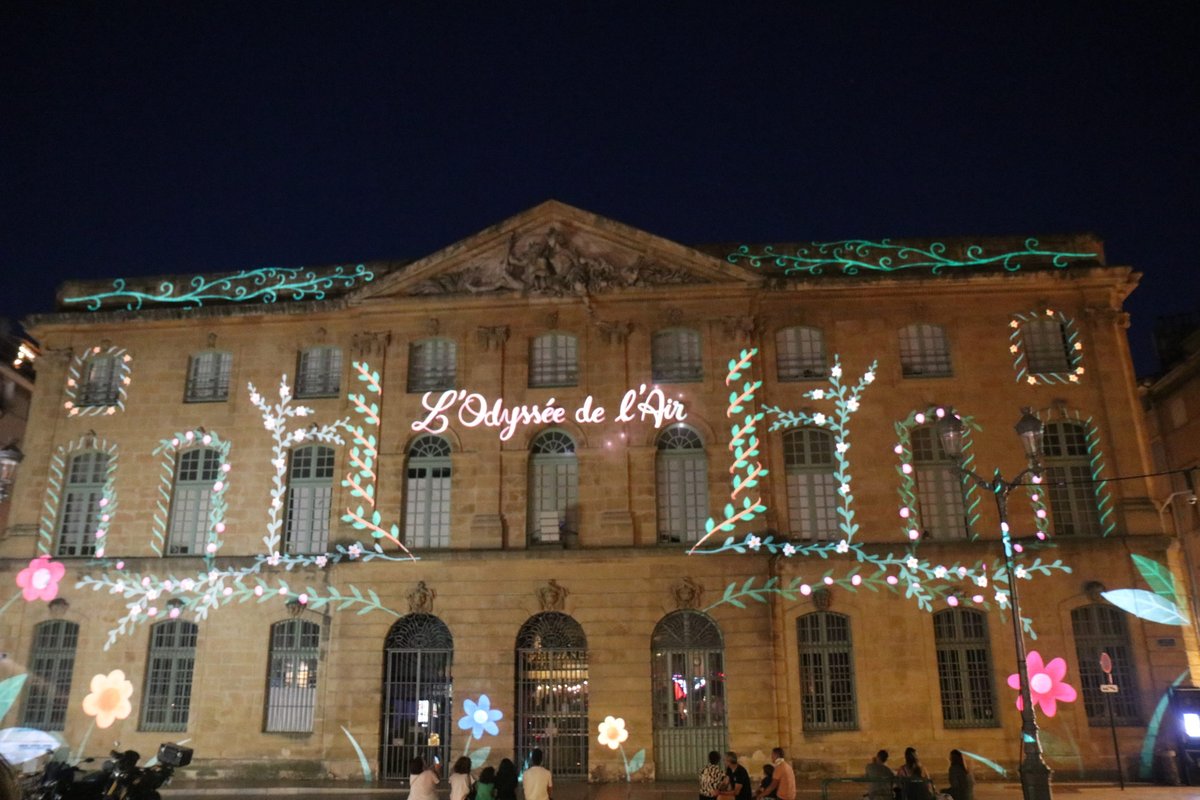 AtmoSud's tweet photo. 👉 Venez découvrir l’Odyssée de l’Air, un spectacle son et lumière immersif sur l’air qui illumine la façade de La Halle aux Grains d’Aix-en-Provence.
📍Tous les soirs de 21h30 à 23h, Place de l'Hôtel de Ville https://t.co/K9uS3lztFZ