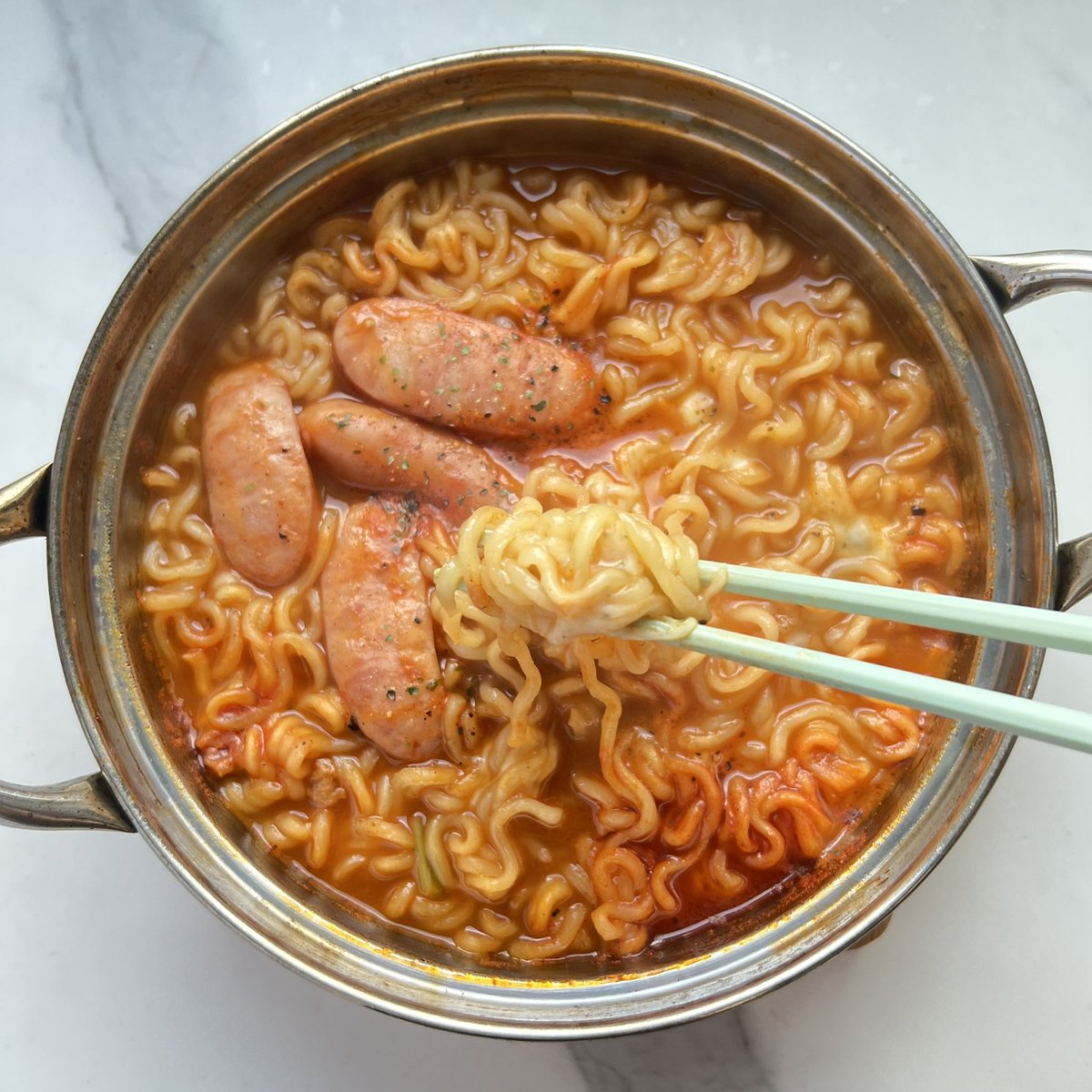 momosan0627's tweet photo. 辛ラーメンをイタリアン風にアレンジしたら瞬殺美味し過ぎた。ほんとに騙されたと思って1度作って食べてください！

【チリトマト辛ラーメン】

水500cc、スープ粉とかやく、ケチャップ大さじ3入れ沸騰させる▶︎麺と斜め半分に切ったウインナー2本を茹でる▶︎最後にモッツァ、黒胡椒かけ完成 https://t.co/QEiV9cEJZ8