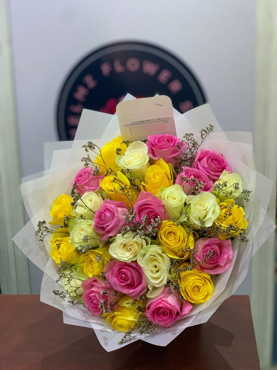 Thelmzflower's tweet photo. Sometimes surprise her with colorful roses.
Hello Fri-yaaaay.
#thelmzflowershop #rosesinlagos #lagosflorist #floristsoftwitter #floristsandflowers #freshflowers #freshflowerbouquet #roses https://t.co/s259e7XGtp