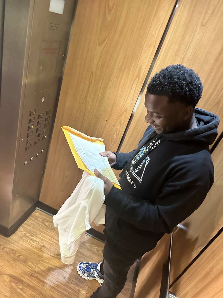 This is why I do this work! One of my scholars been with me since 7th Grade, I made a promise I will be there to and through. Yesterday was the big drop off day! It’s this reason why I love <a href="/FriendshipPCS/">Friendship PCS</a> it’s because of this organization we are FAMILY. #FPCSTP  #journeyto30