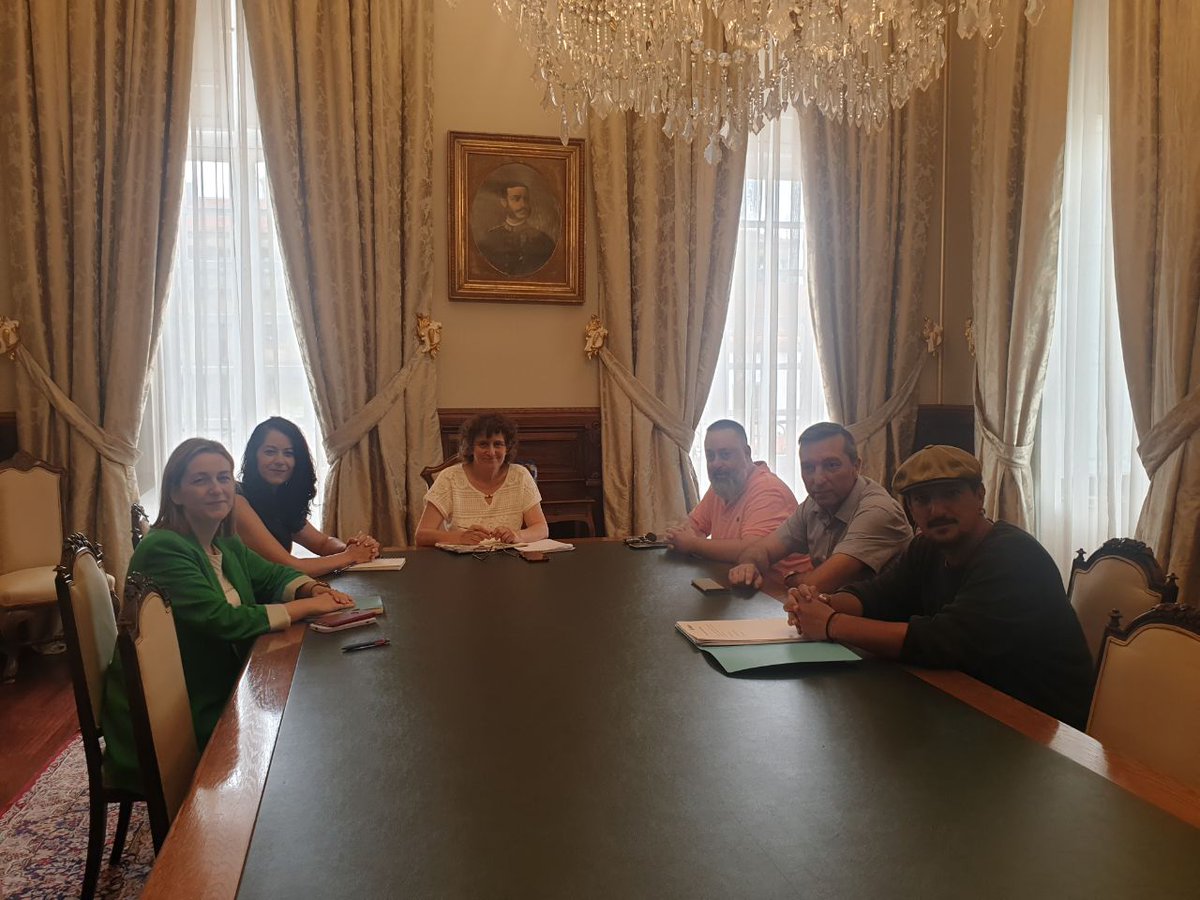 📢A alcaldesa de Santiago, Goretti Sanmartín, e as concelleiras de Promoción Económica, María Rozas, e de Turismo, Míriam Louzao, mantiveron unha xuntanza cos representantes da asociación <a href="/GHostalaria/">@hostalaria.gal</a> Lois Lópes, Sergio Fernández e Julio Nogueruela
🔗rb.gy/3qev4