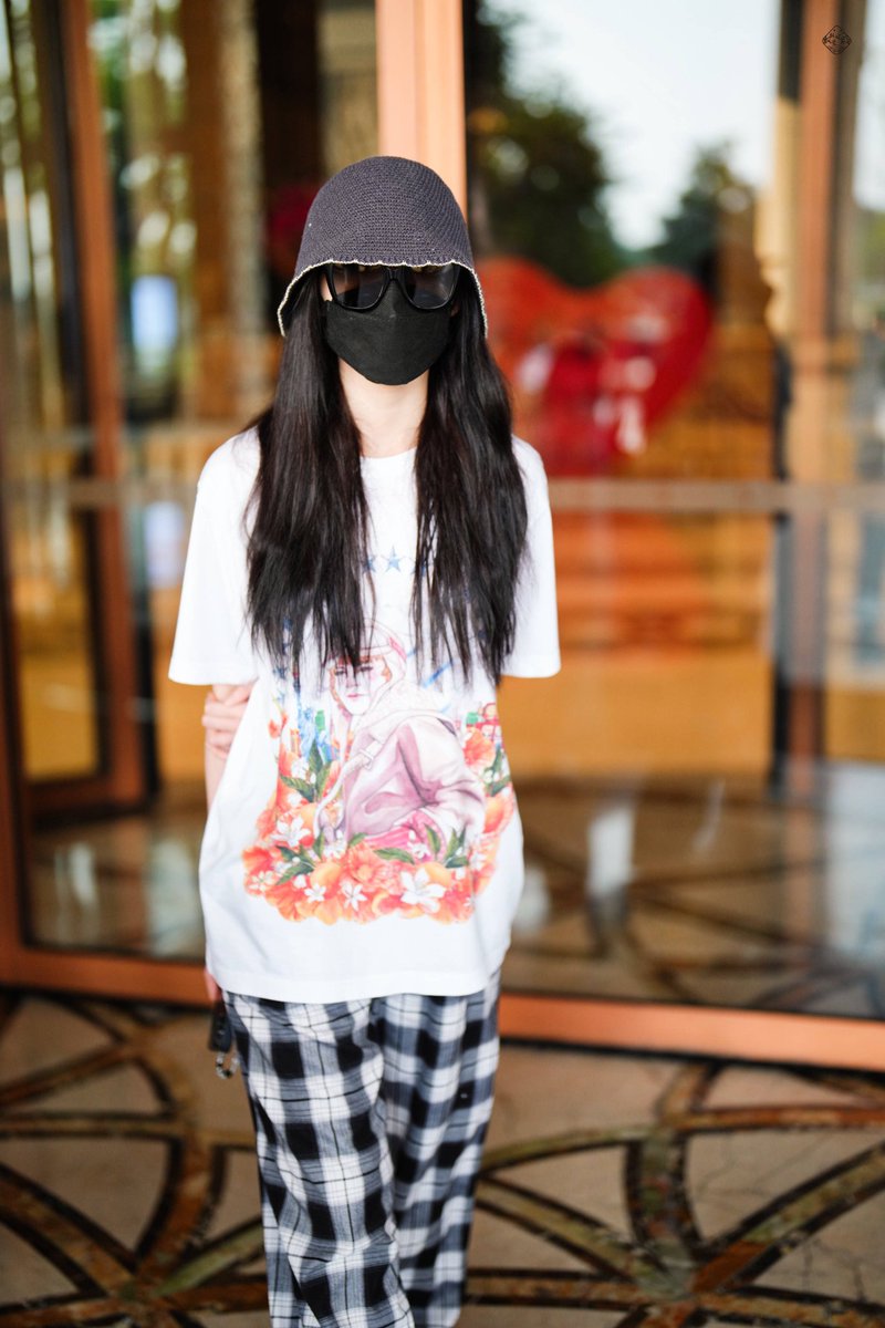 NeneThaiFans's tweet photo. 110823 • Nene off to work

ถึงจีนปุ๊บก็ลุยงานซ้อมเลย พรุ่งนี้รอชมเนเน่ขึ้นโชว์ในงานแข่งเกมส์QQ Speed Mobile Asian Cup ในเวลา18
20น. กันนะคะ [1/2]

Cr. https://t.co/mMd21Wmrdf

@nnenevader 
#QQSpeedMobile
#เนเน่ #Nene郑乃馨 #ZhengNaiXin https://t.co/jfblr0pjrO
