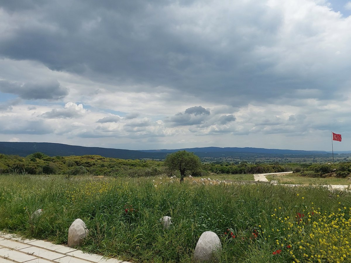 Looking from cliff of Aşağı kapanca to Kuchuk anafarta ova. Also Kavak tepe, Baka baba and Sari bair range can been seen respectively.
Last time I visited this Turkish martyrs cemetery on May and I hope it is redesigned.