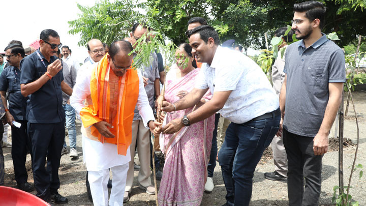 environment_mp's tweet photo. मुख्यमंत्री श्री @ChouhanShivraj ने श्यामला हिल्स स्थित उद्यान में बरगद,कदंब और गुलमोहर के पौधे रोपे।
#OnePantADay https://t.co/sRl7HqxbFR