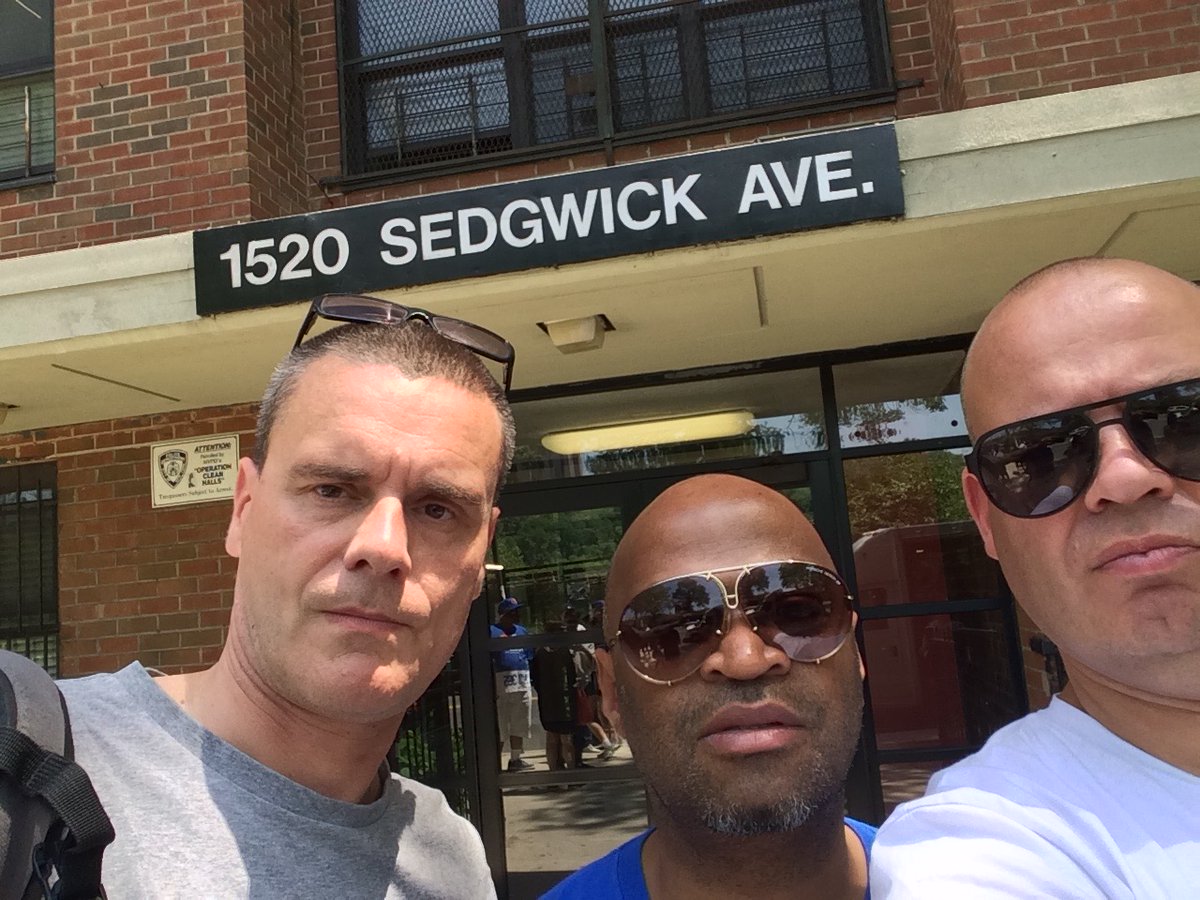 Vandaag is het precies 50 jaar geleden dat de allereerste HipHopparty plaats vond in the Bronx. Tijdens een rondleiding in 2018 hoorde ik daar het onvergetelijke verhaal aldaar en maakte er thuis een groot schilderij van. HipHopHoera en proost!