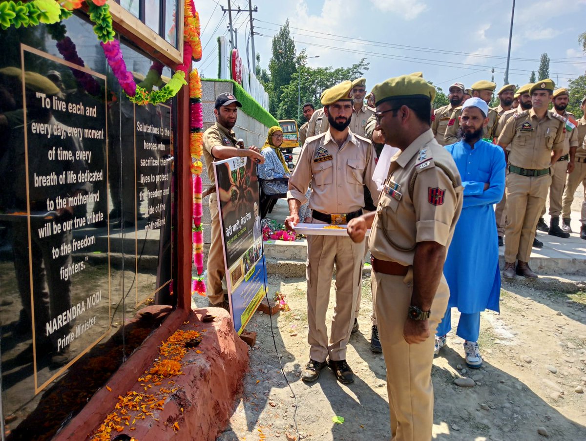 MCKunzer's tweet photo. "Meri Mati Meri Desh" A tribute to the brave individuals who fought for India freedom  facing the enemy and harsh weather conditions. a honour &amp; tribute was paid by Municipal Committtee Kunzer along with police personnels of Police station Kunzer  #Dulbkashmir #Dcbla https://t.co/jbZ2HY3kID