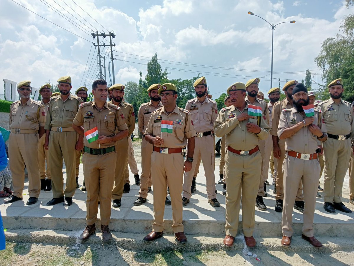 MCKunzer's tweet photo. "Meri Mati Meri Desh" A tribute to the brave individuals who fought for India freedom  facing the enemy and harsh weather conditions. a honour &amp; tribute was paid by Municipal Committtee Kunzer along with police personnels of Police station Kunzer  #Dulbkashmir #Dcbla https://t.co/jbZ2HY3kID