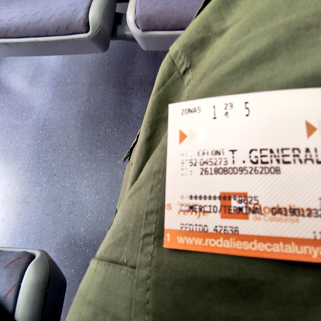 xinxollat's tweet photo. Barcelona és bona,
si el cotxe abandones.
🚂
#NovesDites https://t.co/2E68orNL0h