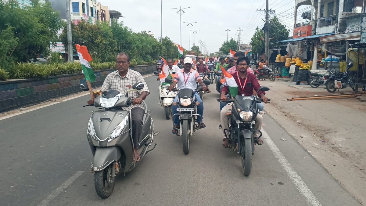WarangalPost's tweet photo. Bike rally performed at Thorrur in c/w HarGharTiranga 2.0.
#HarGharTiranga #IndiaPost4Tiranga https://t.co/IgriliOJvr