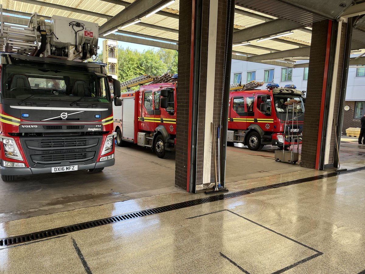 #greenwatch 🟢 have given the appliance bays their weekly clean, #prideinthejob 🚒🚒