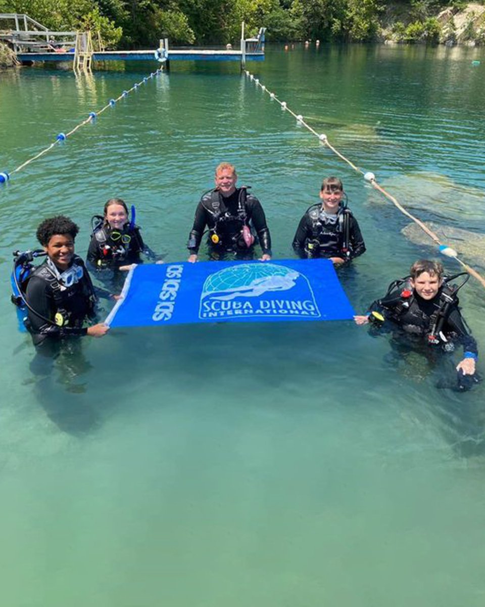 SDIdivers's tweet photo. It's Flag Friday and our newest Jr. Open Water divers are making a splash with the SDI flag after completing scuba camp with our friends @bluestonediveresort ! 🤩👏

 #sdidivers #wearescubadiving #FlagFriday #diveflagfriday #openwaterdiver https://t.co/qjftMF4bDQ