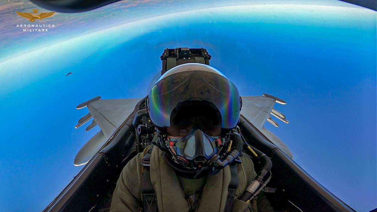 ItalianAirForce's tweet photo. 𝑮𝒖𝒂𝒓𝒅𝒂𝒏𝒅𝒐 𝒊𝒍 𝒎𝒐𝒏𝒅𝒐 𝒅𝒂 𝒖𝒏’𝒂𝒍𝒕𝒓𝒂 𝒑𝒓𝒐𝒔𝒑𝒆𝒕𝒕𝒊𝒗𝒂…𝒂 𝒕𝒆𝒔𝒕𝒂 𝒊𝒏 𝒈𝒊𝒖̀

Sempre pronti a garantire la sicurezza dei cieli 365 giorni all’anno, 24 ore su 24.

𝐁𝐮𝐨𝐧 #𝐅𝐞𝐫𝐫𝐚𝐠𝐨𝐬𝐭𝐨 𝐝𝐚𝐥𝐥'#𝐀𝐞𝐫𝐨𝐧𝐚𝐮𝐭𝐢𝐜𝐚𝐌𝐢𝐥𝐢𝐭𝐚𝐫𝐞! https://t.co/3lCS7LHko4